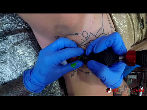 ❤️ Ekstreem tattooed hottie Sully Savage krige in tattoo op har klitoris Pornofideo by ús fy.hentai-for.ru ❌️